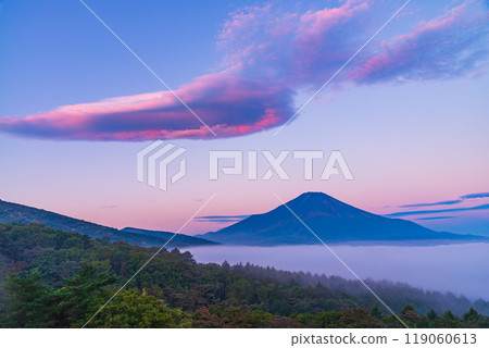 [Yamanashi Prefecture] A view of the sea of clouds over the lake and Mt. Fuji from Lake Yamanaka Panorama Deck at dawn 119060613