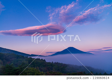 【山梨縣】黎明時分，從山中湖全景平台看到湖上的雲海和富士山 119060614
