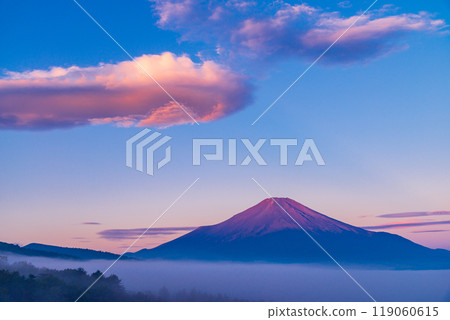 【山梨縣】黎明時分，從山中湖全景平台看到湖上的雲海和富士山 119060615
