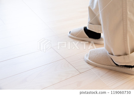 一名中高級婦女在檢查公寓時穿著拖鞋的腳 119060730