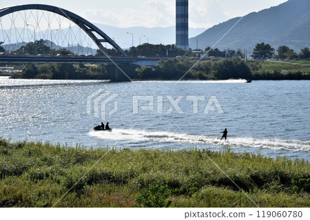 人們在長良川享受水上摩托車的樂趣 119060780