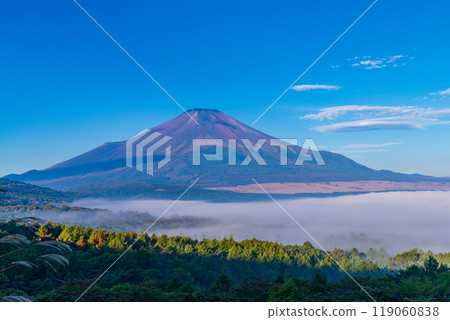 【山梨縣】早晨從山中湖全景平台看到的湖上的雲海和富士山 119060838