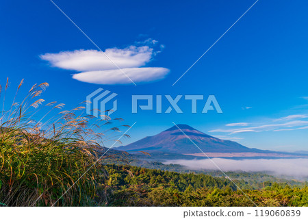 【山梨縣】早晨從山中湖全景平台看到的湖上的雲海和富士山 【山梨縣】早晨從山中湖全景平台看到的湖上的雲海和富士山 119060839