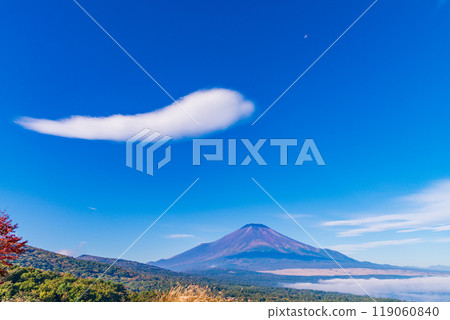 [Yamanashi Prefecture] A sea of clouds and Mt. Fuji seen from Lake Yamanaka Panorama Deck in the morning 119060840