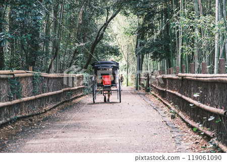 [Kyoto] A rickshaw moves through the bamboo forest of Arashiyama 119061090