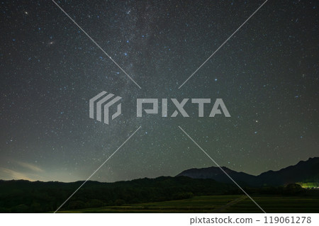 日本鳥取縣山上空的美麗星空 日本鳥取縣山上空的美麗星空 119061278