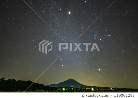 日本鳥取縣山上空的美麗星空 119061292