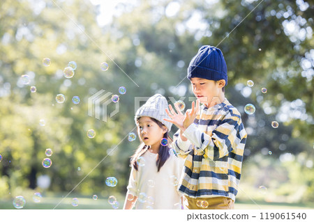 Brother and sister friendship soap bubbles 119061540