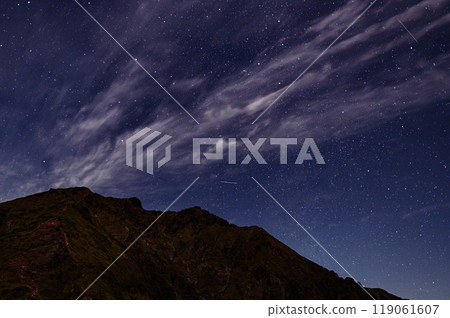 Tanigawadake - Nishikuro Ridge View of the summit and starry sky from camel's back 119061607