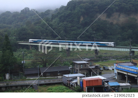 E257系列列車「草津號」在濃霧籠罩的東線上運行_2024年10月5日拍攝的照片 119062023