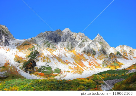 唐澤、北阿爾卑斯山、唐澤山和唐澤屋裡的壯麗秋葉 唐澤、北阿爾卑斯山、唐澤山和唐澤屋裡的壯麗秋葉 119062163