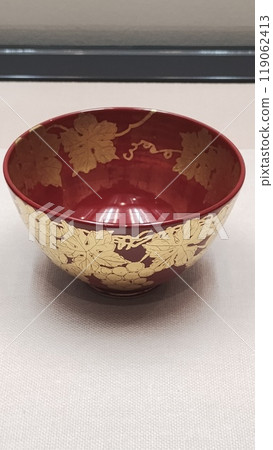 展現傳統技藝的漆器碗|朱紅色與金色的優雅對比 展現傳統技藝的漆器碗|朱紅色與金色的優雅對比 119062413