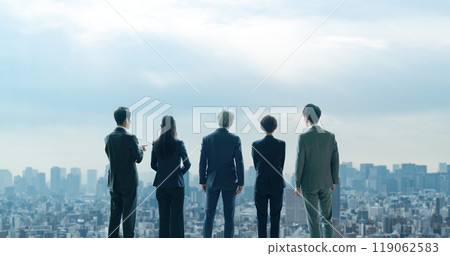 一群商人看著城市的後視圖 一群商人看著城市的後視圖 119062583