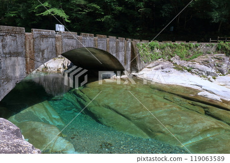 流經奧莫戈峽谷的奧莫川（愛媛縣熊高原町） 119063589
