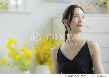 窗邊穿著黑色吊帶背心洋裝的女人 119063607