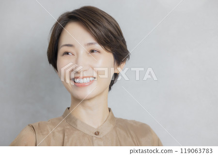 棕色襯衫的女商人 棕色襯衫的女商人 119063783