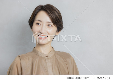 棕色襯衫的女商人 棕色襯衫的女商人 119063784