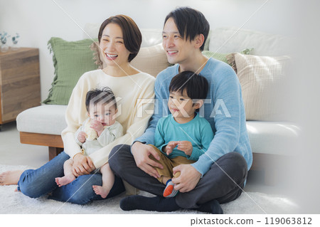 一個家庭在客廳放鬆 一個家庭在客廳放鬆 119063812