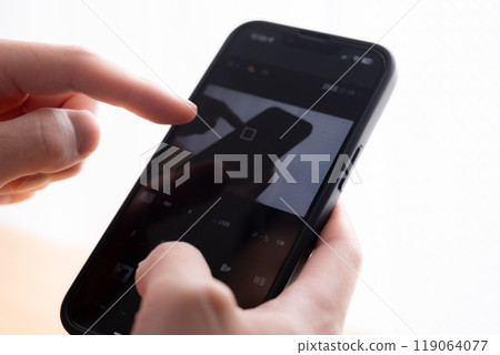 操作智能手機 119064077