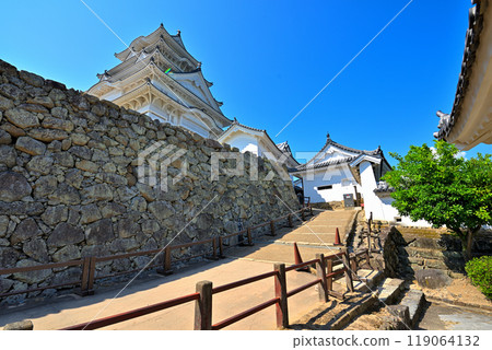 Himeji Castle, Hyogo Prefecture: View of the castle tower from the Bizen Gate Himeji Castle, Hyogo Prefecture: View of the castle tower from the Bizen Gate 119064132
