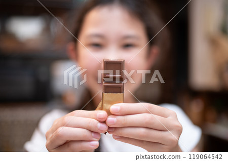 Smiling child holding chocolate 119064542