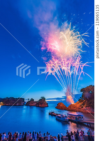 [Shizuoka Prefecture] Dogashima Sunset Fireworks 119065135
