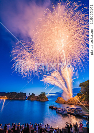 [Shizuoka Prefecture] Dogashima Sunset Fireworks Last 119065141
