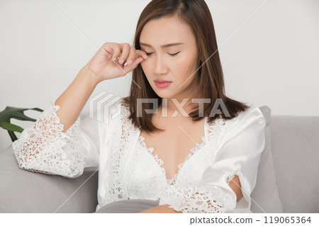 A woman experienced itchy eyelids. 119065364
