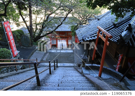 View from the stairs leading to the entrance to Kimiidera Temple in Wakayama City, Wakayama Prefecture 119065376