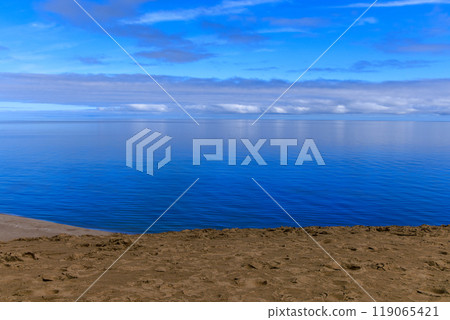 鳥取沙丘、藍色的海、天空和雲彩在清晨 鳥取沙丘、藍色的海、天空和雲彩在清晨 119065421