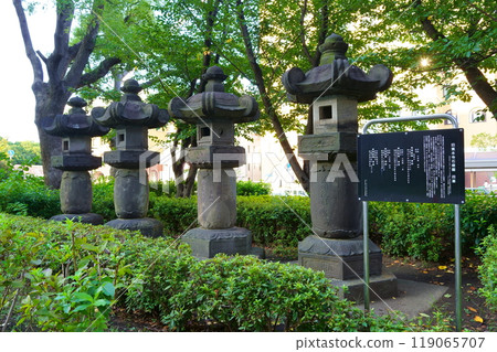 Former Kan'ei-ji Temple stone lantern (Chigasaki, Kanagawa Prefecture) Former Kan'ei-ji Temple stone lantern (Chigasaki, Kanagawa Prefecture) 119065707