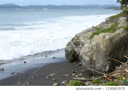 Waves on the reef Waves on the reef 119065978