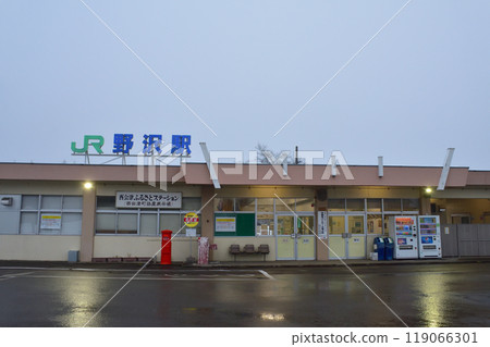 Early morning view from Nozawa Station to Tsugawa Station on the JR East Ban'etsu West Line (December 2022) 119066301