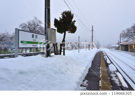 Early morning view from Nozawa Station to Tsugawa Station on the JR East Ban'etsu West Line (December 2022) 119066305