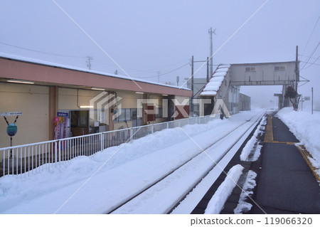 Early morning view from Nozawa Station to Tsugawa Station on the JR East Ban'etsu West Line (December 2022) 119066320