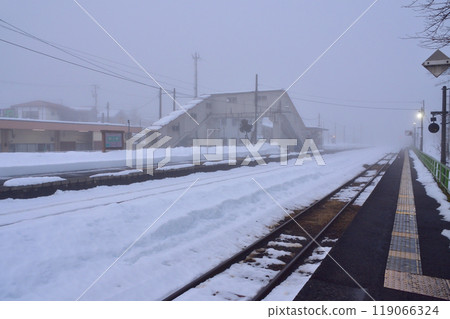 Early morning view from Nozawa Station to Tsugawa Station on the JR East Ban'etsu West Line (December 2022) 119066324