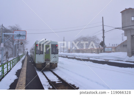 Early morning view from Nozawa Station to Tsugawa Station on the JR East Ban'etsu West Line (December 2022) 119066328