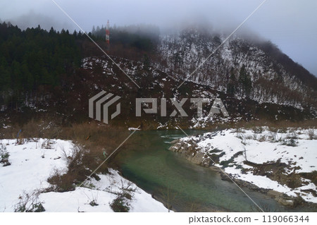 Early morning view from Nozawa Station to Tsugawa Station on the JR East Ban'etsu West Line (December 2022) 119066344