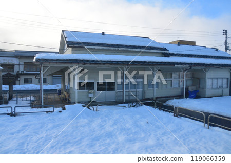 Early morning view from Nozawa Station to Tsugawa Station on the JR East Ban'etsu West Line (December 2022) 119066359