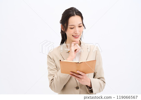 寫在筆記本上的女商人 119066567