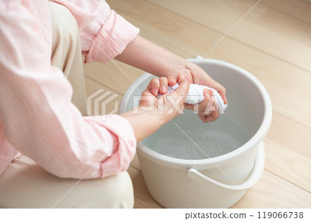 中高級婦女拖地 119066738