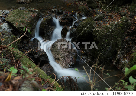 Water flowing through the gaps in the rocks 119066770