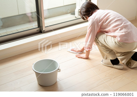 中高級婦女拖地 119066801