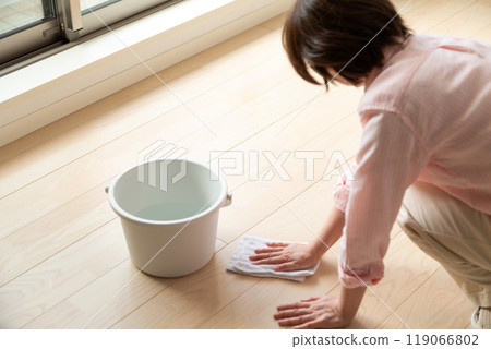 中高級婦女拖地 119066802