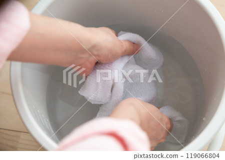 中高級婦女拖地 119066804