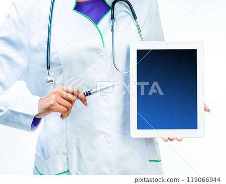 doctor with tablet computer doctor with tablet computer 119066944
