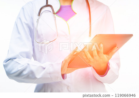 doctor with tablet computer 119066946
