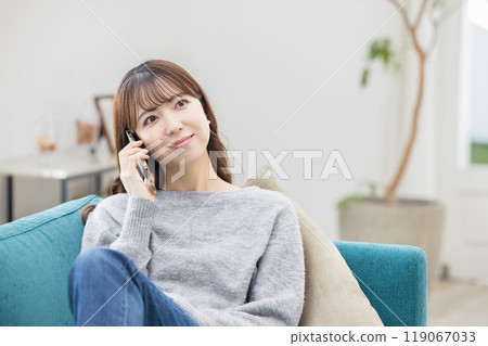 坐在沙發上打電話的女人 坐在沙發上打電話的女人 119067033