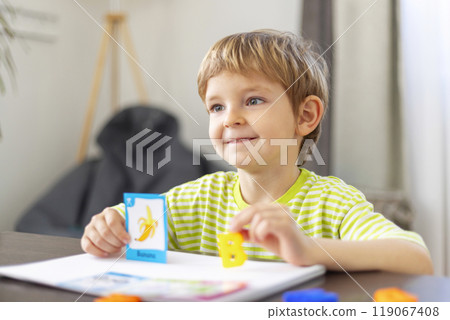 Young boy learning with flashcards at home 119067408