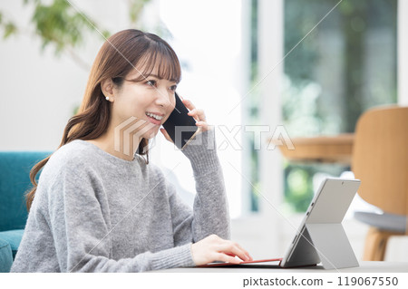 一邊操作電腦一邊打電話的女人 一邊操作電腦一邊打電話的女人 119067550
